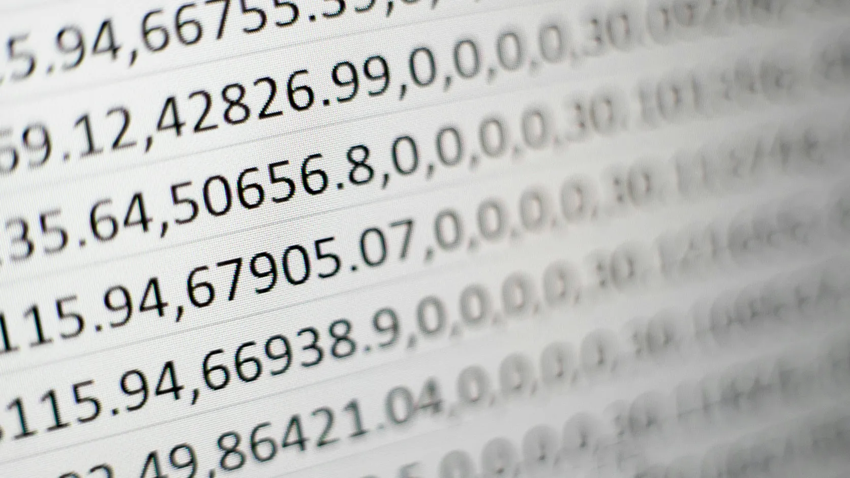 Primer plano de una hoja de cálculo llena de datos numéricos de fórmulas en una pantalla de computadora.