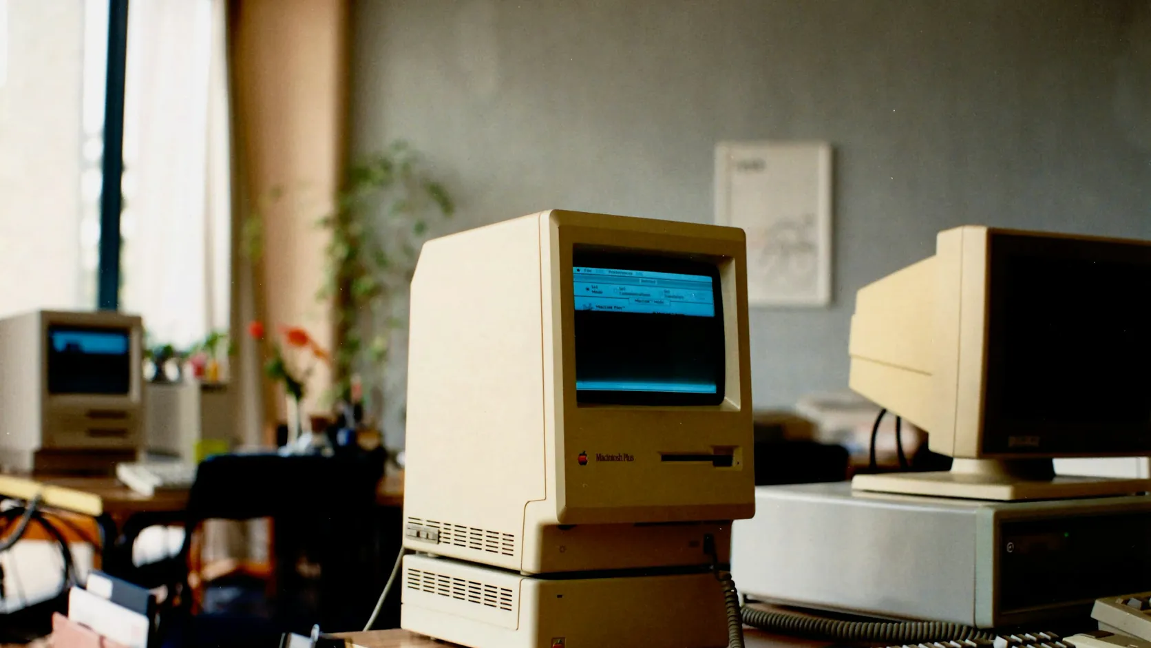 Computadoras de escritorio vintage en una oficina, representando software de formulación de alimentos heredado.